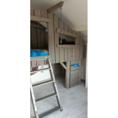 Steigerhouten hoogslaper, boomhutbed met takel.