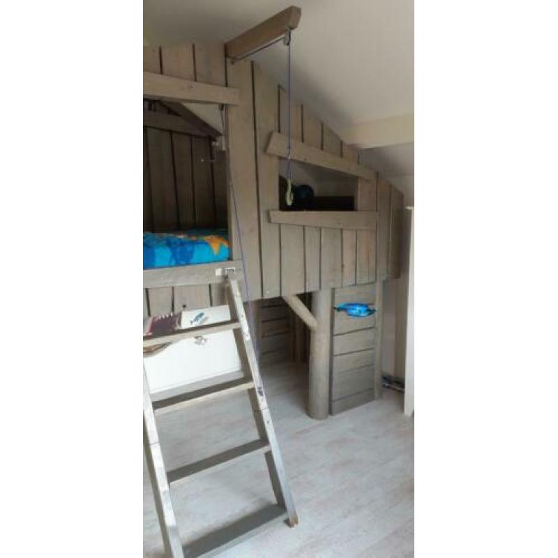 Steigerhouten hoogslaper, boomhutbed met takel.