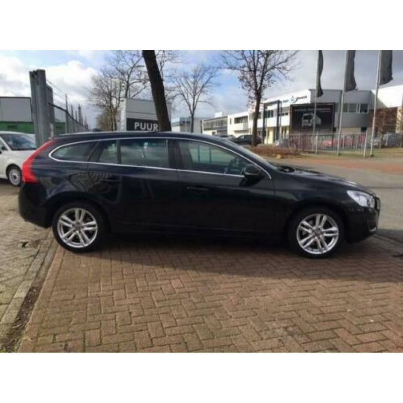 Volvo V60 1.6 T3 Summum Airco/ECC,Navigatie,Leder,Xenon