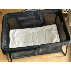 Baby Björn bed / reisbed / campingbed lichtgewicht