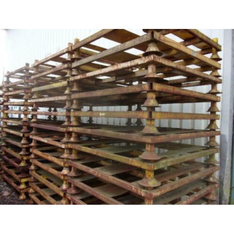 Stapelbare rack, incl. 4 rongen . autobanden opslag