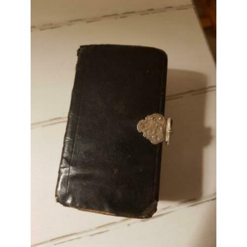 Oude bijbel met zilveren sluiting