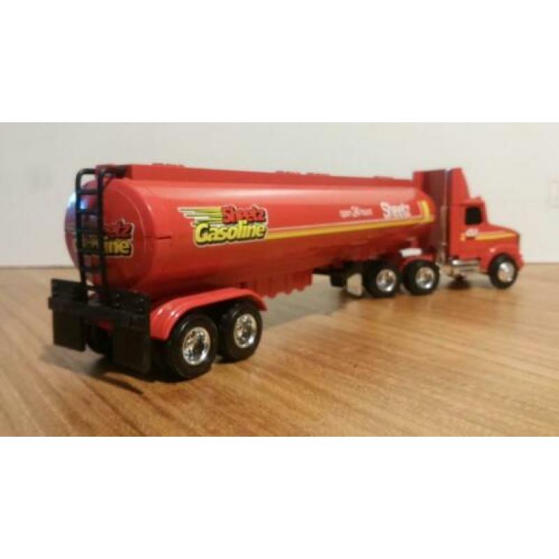 VOLVO WHITE GMC USA vrachtwagen met tanktrailer 1:64 ERTL