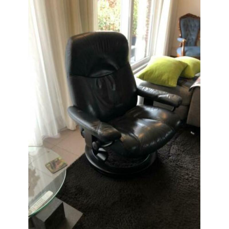 2 zwarte leren relaxfauteuils, dames en herenmodel