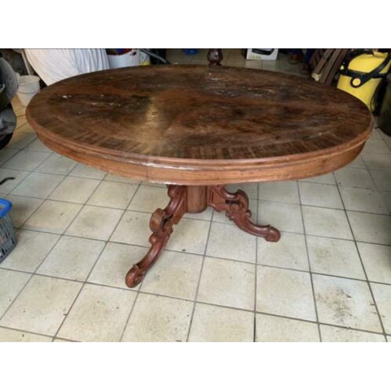 Antieke tafel ovaal met glas plaat.