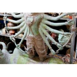 Oud beeld Shiva op stier