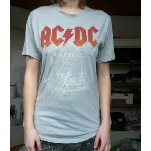 AC DC bandshirt maat S valt als M