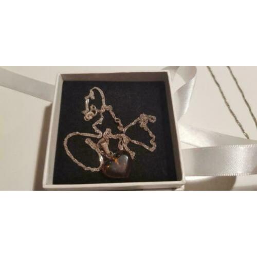Prachtige barnsteen hanger in hart - zilveren ketting