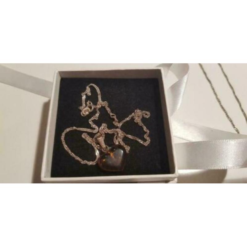 Prachtige barnsteen hanger in hart - zilveren ketting