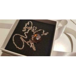 Prachtige barnsteen hanger in hart - zilveren ketting