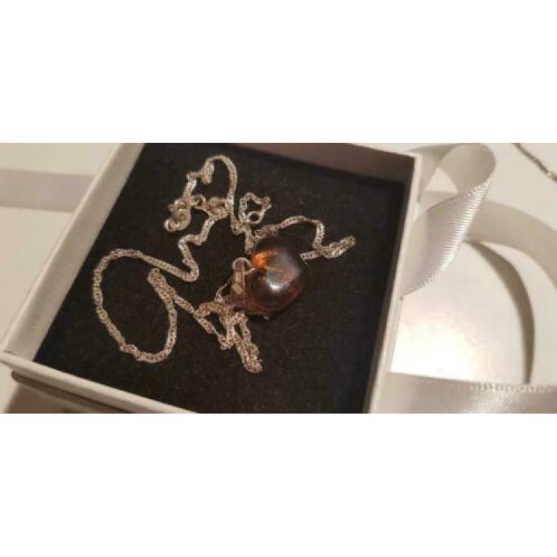 Prachtige barnsteen hanger in hart - zilveren ketting