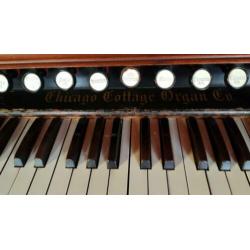 Antiek orgel/traporgel/harmonium