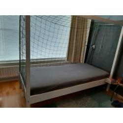 Bed in de vorm van een voetbalgoal, 90x200 met matras