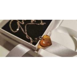Prachtige barnsteen hanger in hart - zilveren ketting