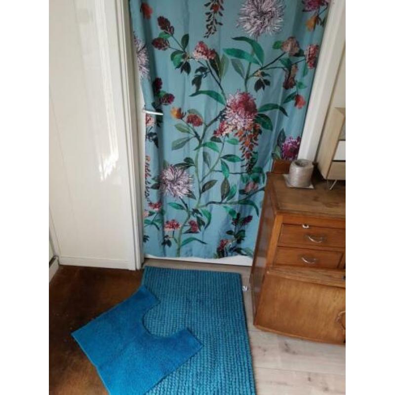 Douchegordijnen (2), goudkleurige hangers, bad- en toiletmat