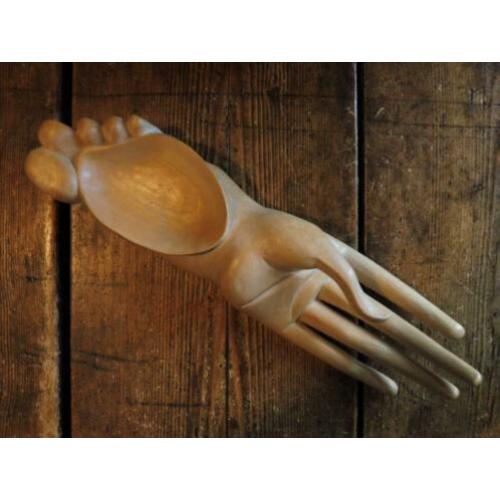 Hout gesneden hand met voet schaal serveerschaal schaaltje