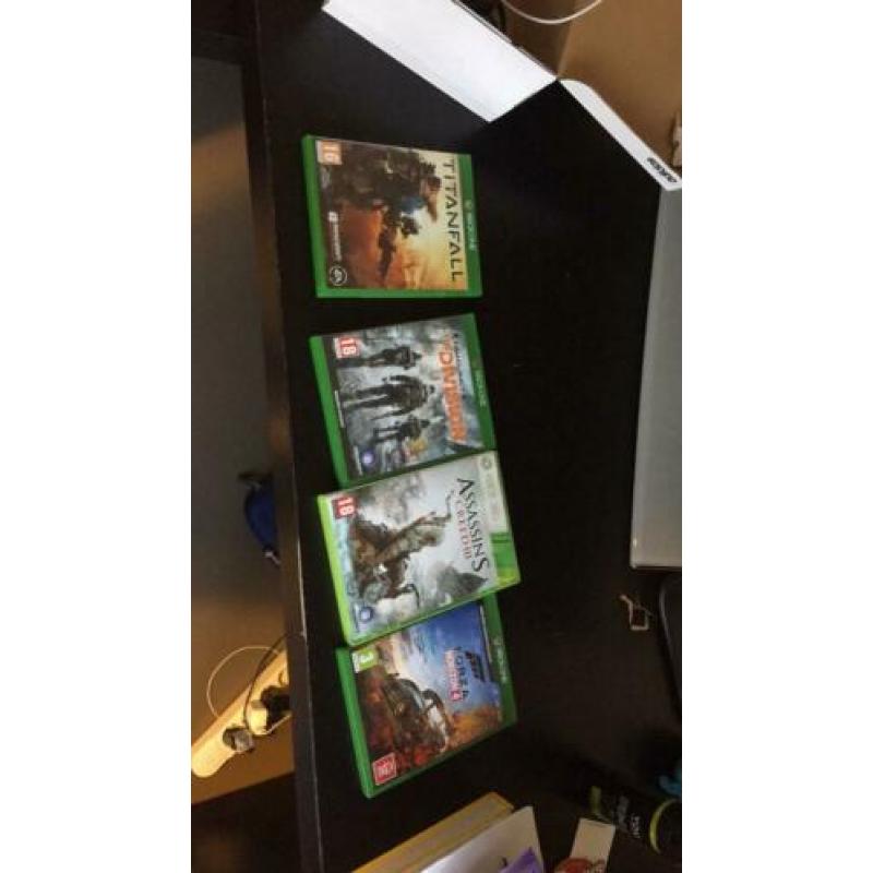 Xbox one met controller, Forza horizon 4, 4 andere spellen!!
