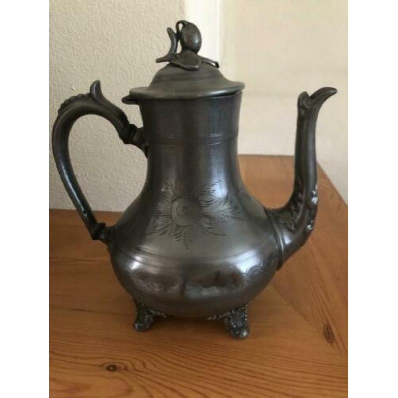 Tinnen koffiekan en suikerpot