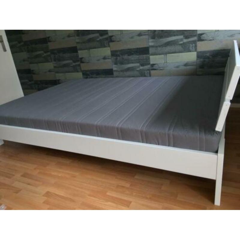 LEUK Tweepersoonsbed BARRY 140 x 200 MATRAS + LATTENBODEM!!