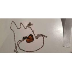 Prachtige barnsteen hanger in hart - zilveren ketting