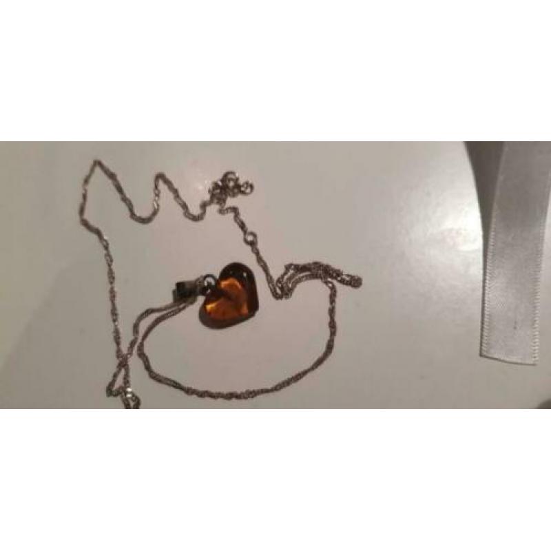 Prachtige barnsteen hanger in hart - zilveren ketting