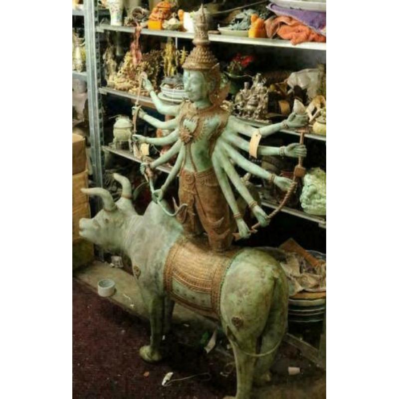 Oud beeld Shiva op stier