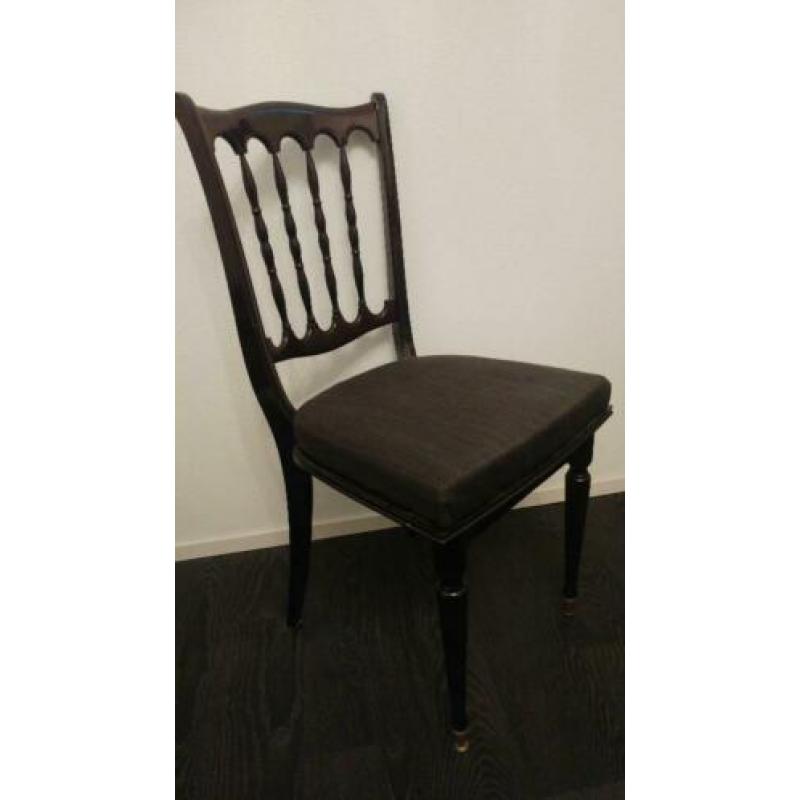 Klassieke eetkamerstoelen. 2 stuks