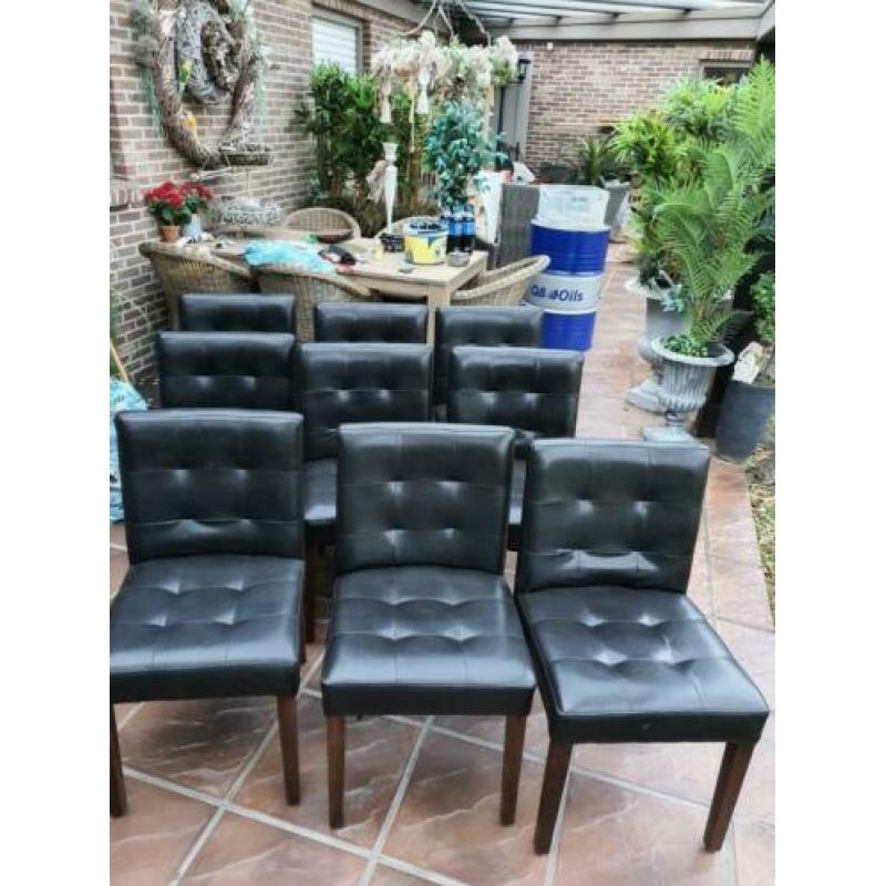 Horeca stoelen 9 van ieder totaal bij mekaar 18 stuks .