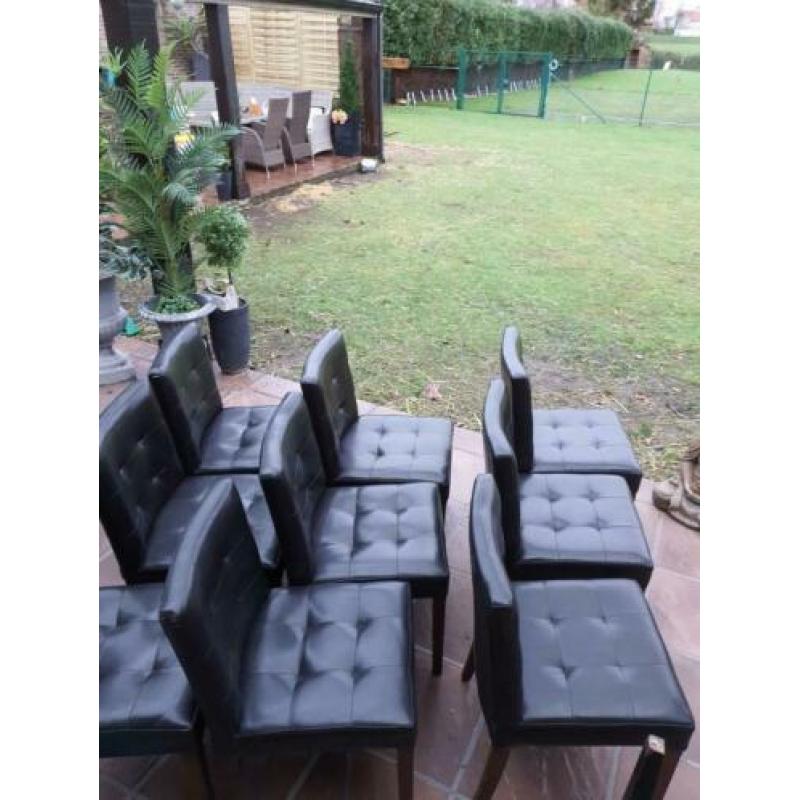 Horeca stoelen 9 van ieder totaal bij mekaar 18 stuks .