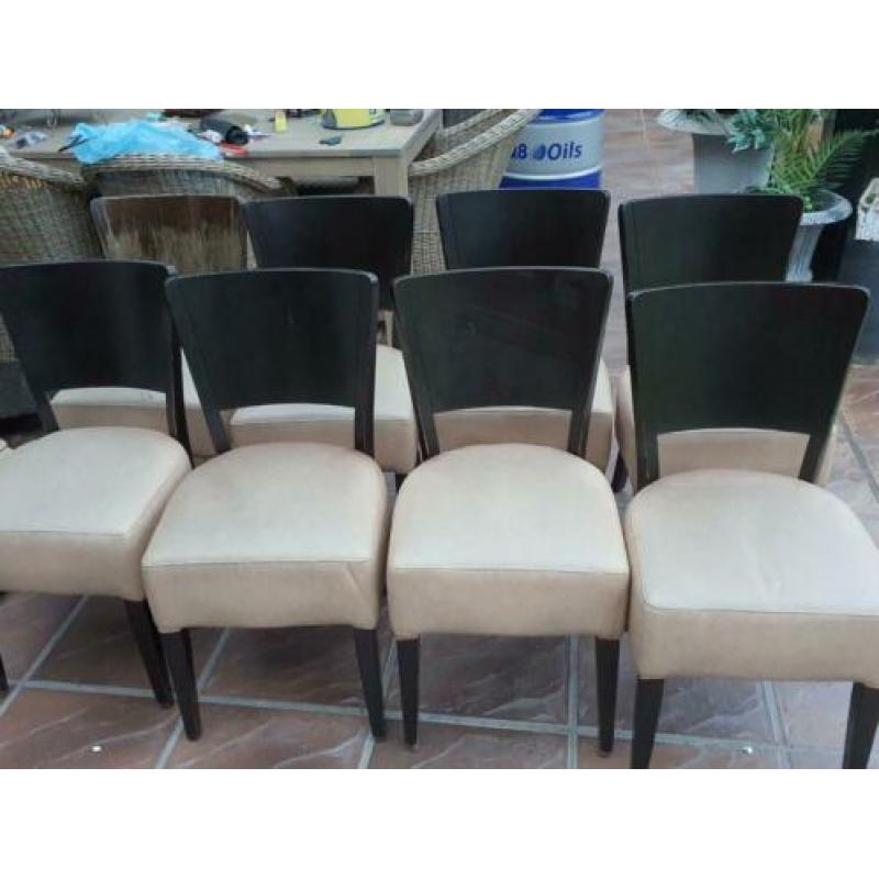 Horeca stoelen 9 van ieder totaal bij mekaar 18 stuks .