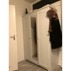 Wit kledingkast