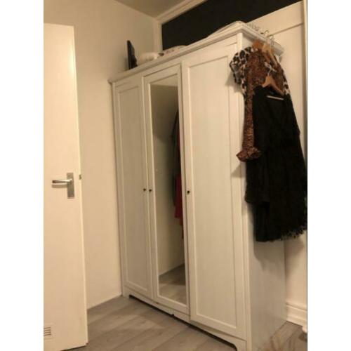 Wit kledingkast