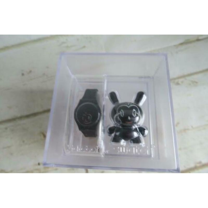 Kidrobot for Swatch de Originals GB249 Midnight Magi Horloge