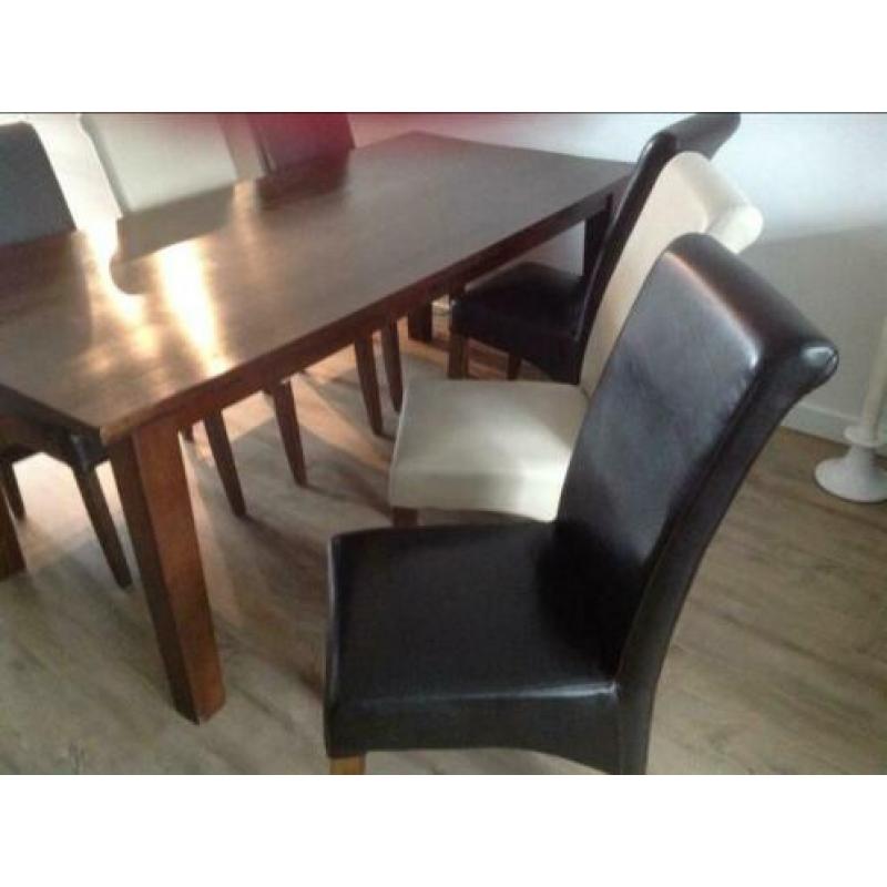 Eethoek met 6 leren stoelen