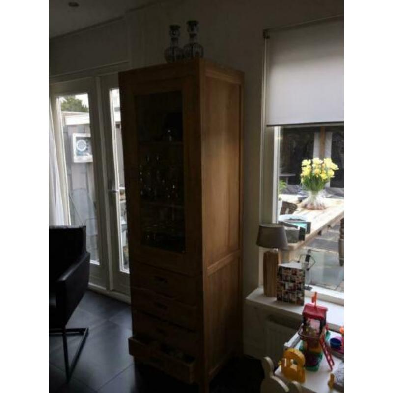 Teak kast, ziet er heel goed, mankeert niets aan!