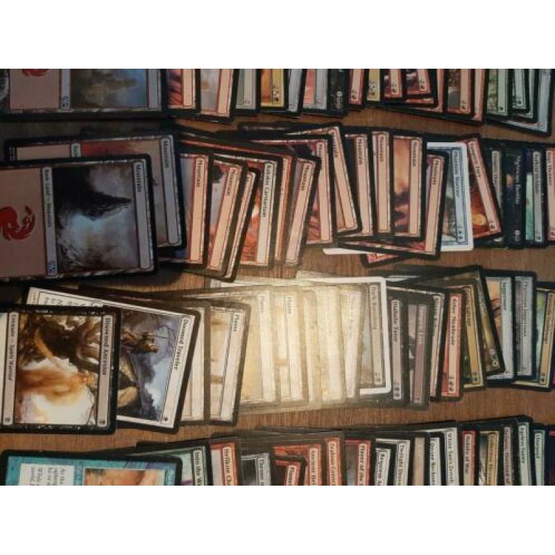 169Magic the gathering kaarten en 2 stapel sleeves