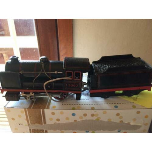 Blikken locomotief met rails, wissels en kruising