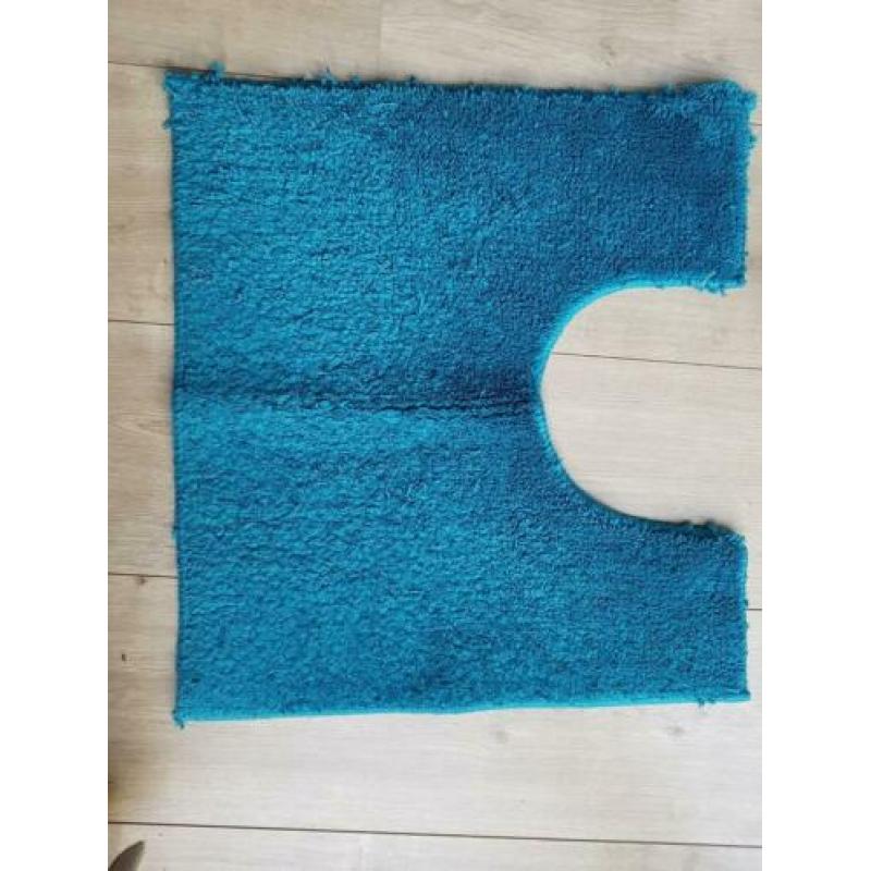 Douchegordijnen (2), goudkleurige hangers, bad- en toiletmat