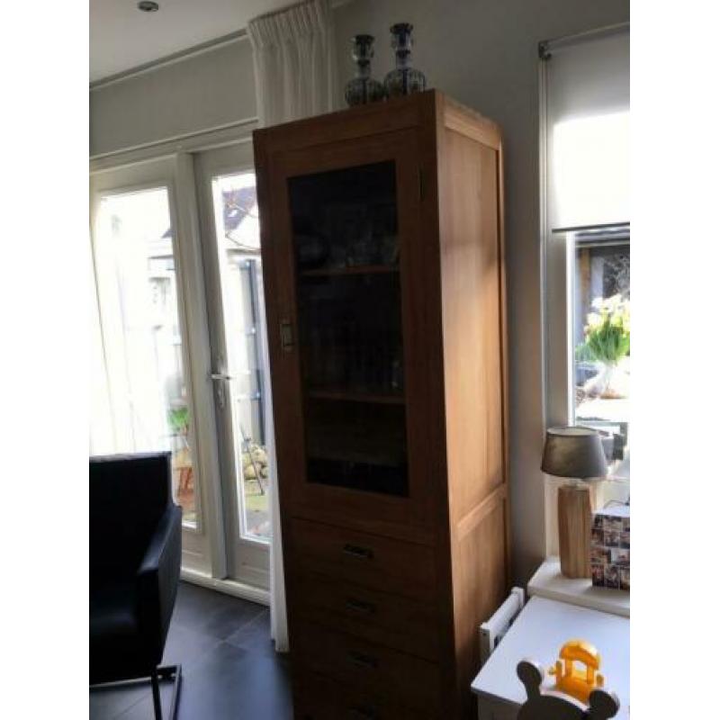 Teak kast, ziet er heel goed, mankeert niets aan!