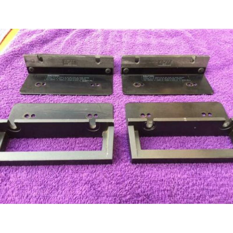 AKAI RACK BEUGELS Zwart