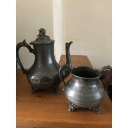 Tinnen koffiekan en suikerpot
