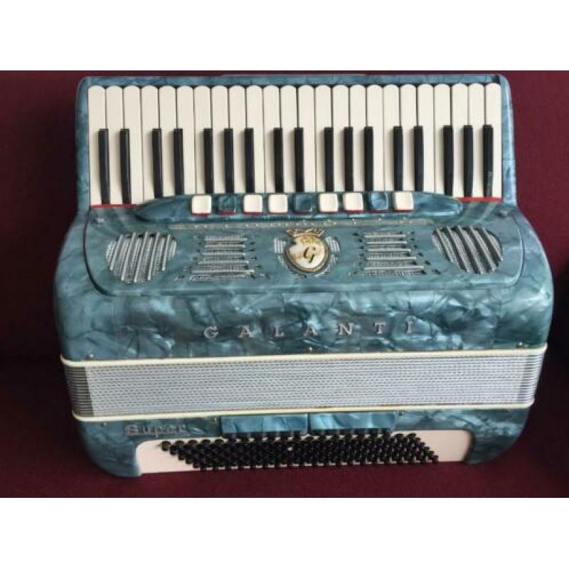 Accordeon. Italiaanse Galanti Super . 4 korig . Musette.
