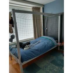 Bed in de vorm van een voetbalgoal, 90x200 met matras