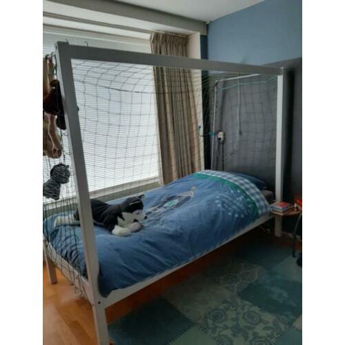 Bed in de vorm van een voetbalgoal, 90x200 met matras