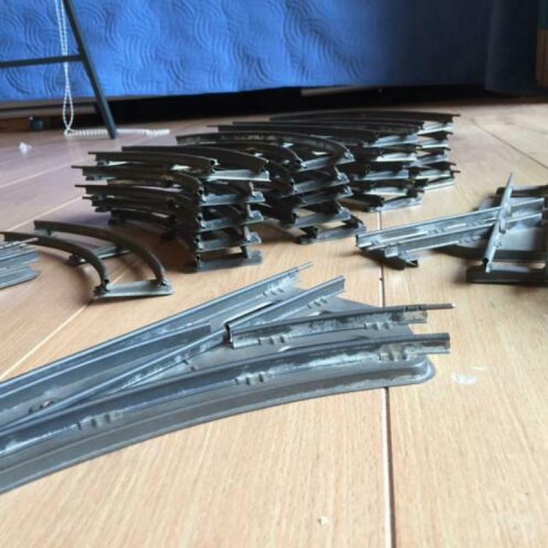 Blikken locomotief met rails, wissels en kruising