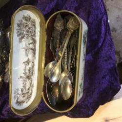 Curiosa en brocante spullen voor markt