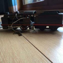 Blikken locomotief met rails, wissels en kruising