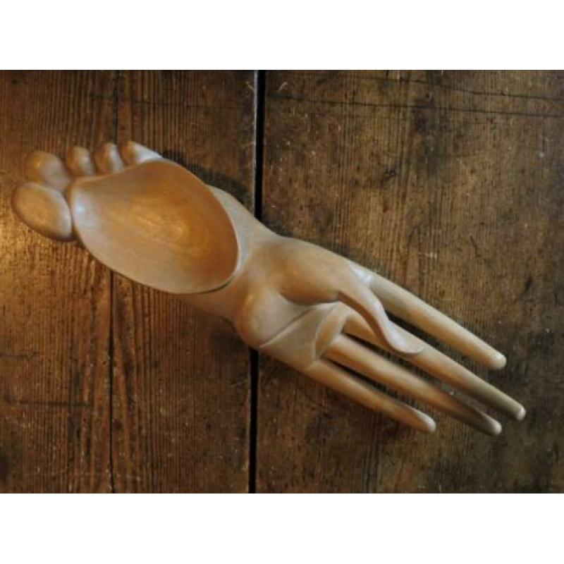 Hout gesneden hand met voet schaal serveerschaal schaaltje