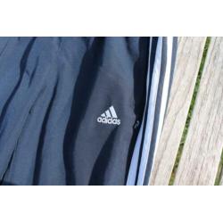 Blauwe Adidas trainingsbroek maat 140
