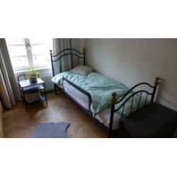 Auping bed 90x200 incl. matras, beschermer en nachtkastje